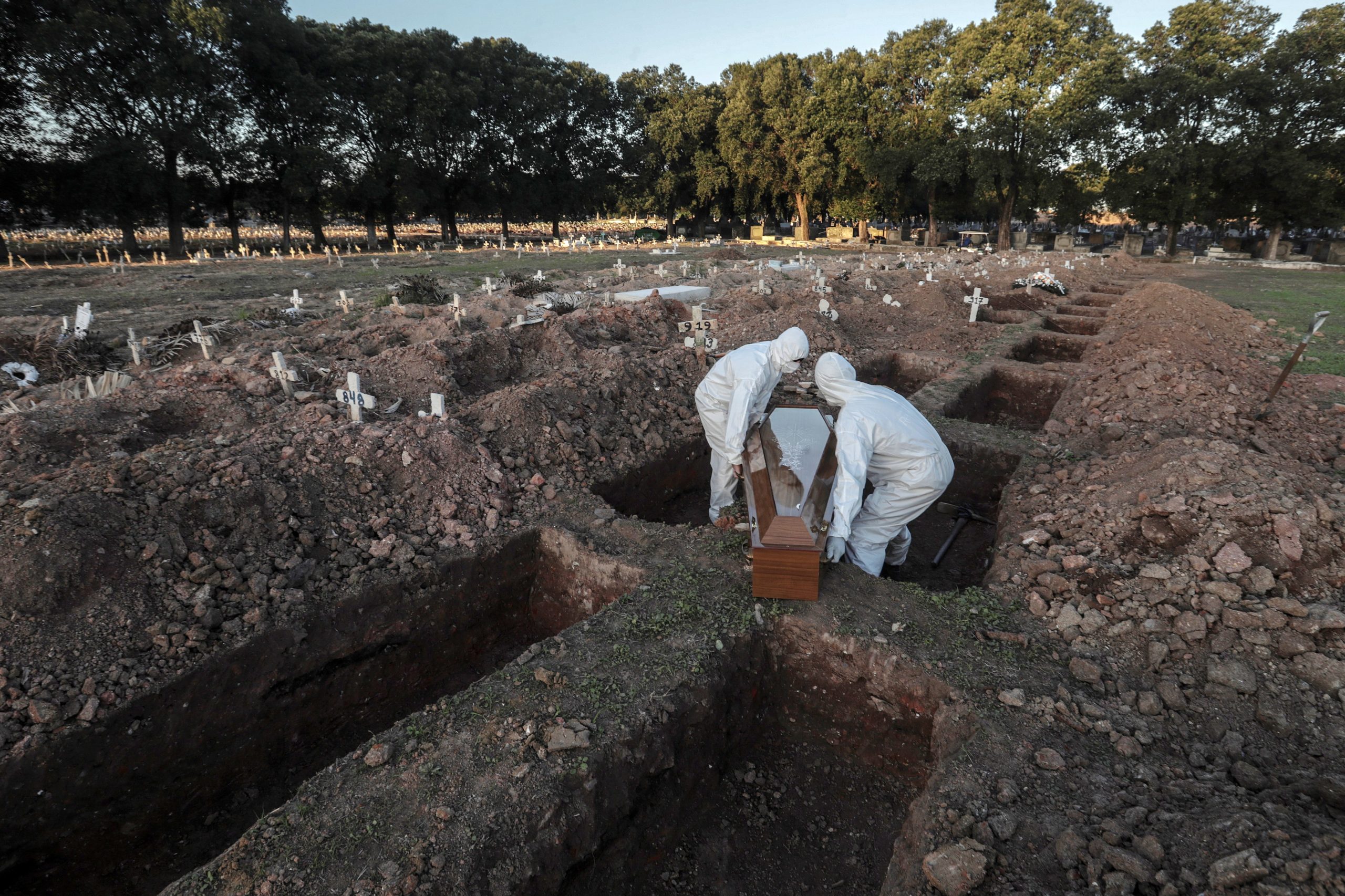 epaselect epa08453242 Workers carry the coffin of a COVID-19 victim during a funeral at Caju cemetery in Rio de Janeiro, Brazil, 29 May 2020. Brazil is confirmed as one of the epicenters of COVID-19 disease caused by the SARS-CoV-2 coronavirus. The Latin American country has the second-highest number of cases in the world and the sixth-highest number of virus deaths since the start of the pandemic.  EPA/ANTONIO LACERDA
