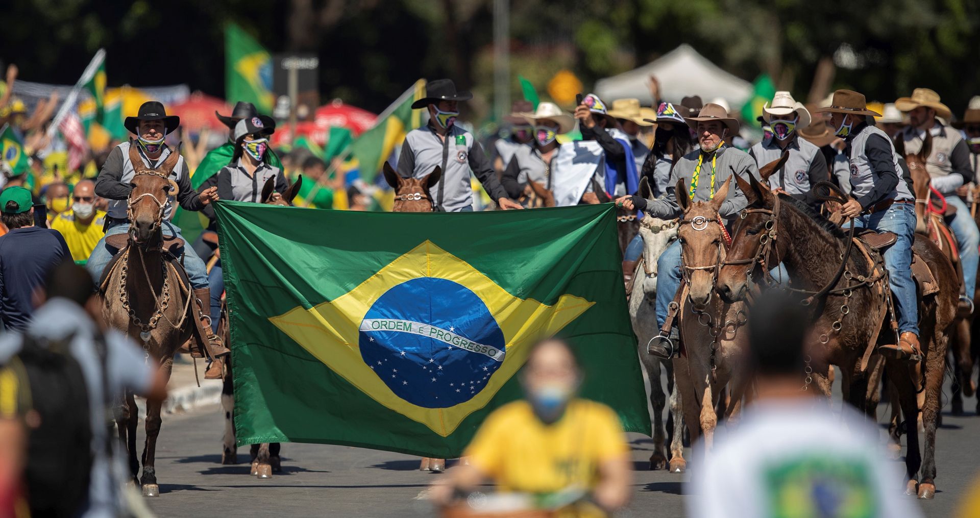 epa08456523 Thousands of supporters of the Brazilian President, Jair Bolsonaro, demonstrate in Brasilia, Brazil, 31 May 2020. Brazilian President Jair Bolsonaro ignored on Sunday the seriousness of COVID-19, which already leaves almost 30 thousand deaths in the country, and attended a demonstration with thousands of people. The event took place at the gates of the Planalto Presidential Palace, and as has happened in demonstrations that 'Bolsonarism' held on recent Sundays, the people protested against Congress and the Supreme Court, which according to supporters of the extreme right's leader 'conspire' against the Government.  EPA/Joedson Alves