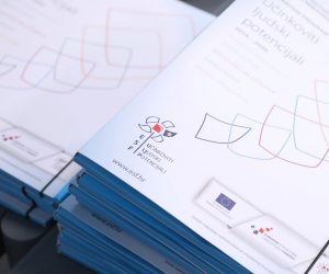 Zagreb, 01.06.2020. - Ministar rada i mirovinskoga sustava Josip Aladrović uručio je 19 ugovora ukupne vrijednosti 25,77 milijuna kuna bespovratnih sredstava, u okviru provedbe projekta "Pridruži se – Aktivni u mirovini – Jačanje sposobnosti organizacija civilnoga društva za unaprjeđenje mogućnosti aktivnog sudjelovanja i socijalne uključenosti umirovljenika"
foto HINA/ Admir BULJUBAŠIĆ/ abu