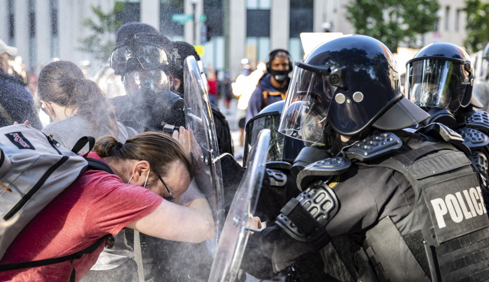 epaselect epa08459220 Officers pepper spray a protester while pushing him back during a demonstration over the death of George Floyd, who died in police custody, near the White House in Washington, DC, USA, 01 June 2020. A bystander's video posted online on 25 May, shows George Floyd, 46, pleading with arresting officers that he couldn't breathe as one officer knelt on his neck. The unarmed black man soon became unresponsive, and was later pronounced dead. According to news reports on 29 May, Derek Chauvin, the police officer in the center of the incident has been taken into custody and charged with murder in the George Floyd killing.  EPA/SAMUEL CORUM