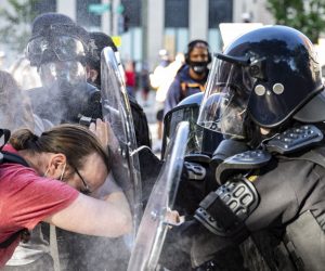 epaselect epa08459220 Officers pepper spray a protester while pushing him back during a demonstration over the death of George Floyd, who died in police custody, near the White House in Washington, DC, USA, 01 June 2020. A bystander's video posted online on 25 May, shows George Floyd, 46, pleading with arresting officers that he couldn't breathe as one officer knelt on his neck. The unarmed black man soon became unresponsive, and was later pronounced dead. According to news reports on 29 May, Derek Chauvin, the police officer in the center of the incident has been taken into custody and charged with murder in the George Floyd killing.  EPA/SAMUEL CORUM