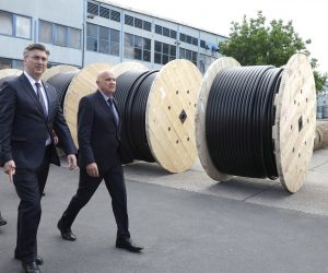 Zagreb, 2.06.2020. -Proizvođač kabela Elka pustio je u rad novu proizvodnu liniju, vrijednu 15 milijuna kuna. Elka ostvaruje godišnji prihod od 450 milijuna kuna, zapošljava 220 djelatnika i najveći je proizvođač kabela u regiji. Tvrtka 85 posto prihoda ostvaruje u izvozu. Novu proizvodnu liniju, kako je najavljeno, u rad je pustio premijer Andrej Plenković. Na slici Miljenko Hacek,Gordan Miler i Andrej Plenković. Foto: HINA/ Tomislav PAVLEK/ tp
