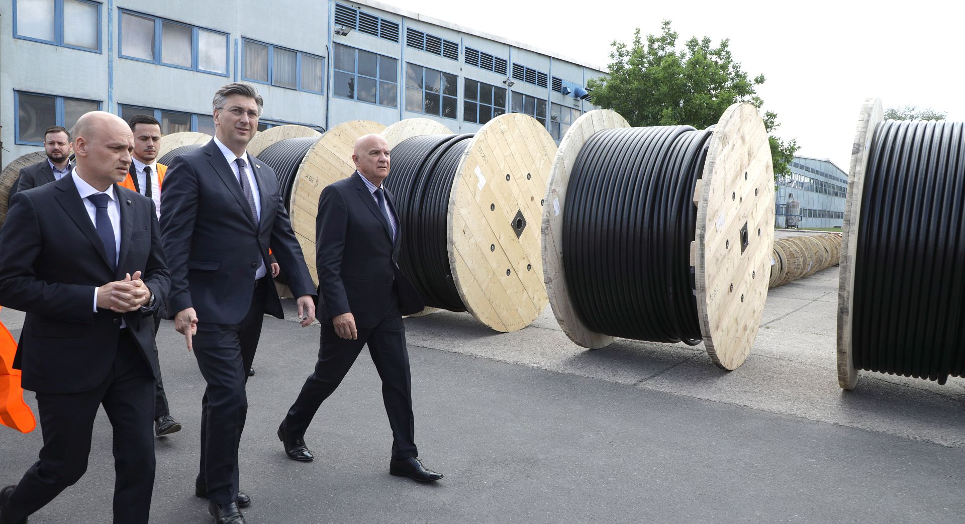 Zagreb, 2.06.2020. -Proizvođač kabela Elka pustio je u rad novu proizvodnu liniju, vrijednu 15 milijuna kuna. Elka ostvaruje godišnji prihod od 450 milijuna kuna, zapošljava 220 djelatnika i najveći je proizvođač kabela u regiji. Tvrtka 85 posto prihoda ostvaruje u izvozu. Novu proizvodnu liniju, kako je najavljeno, u rad je pustio premijer Andrej Plenković. Na slici Miljenko Hacek,Gordan Miler i Andrej Plenković. Foto: HINA/ Tomislav PAVLEK/ tp