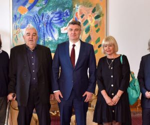 Zagreb, 03.06.2020. - Predsjednik Republike Zoran Milanovic primio je izaslanstvo Hrvatskog helsinkog odbora u kojemu su bili predsjednik Ivan Zvonimir Cicak, potpredsjednik Tvrtko Barun, riznicarka Ana Lukacevic i glasnogovornik Augustin Baic. foto HINA/ Ured Predsjednika/ Filip Glas/ t