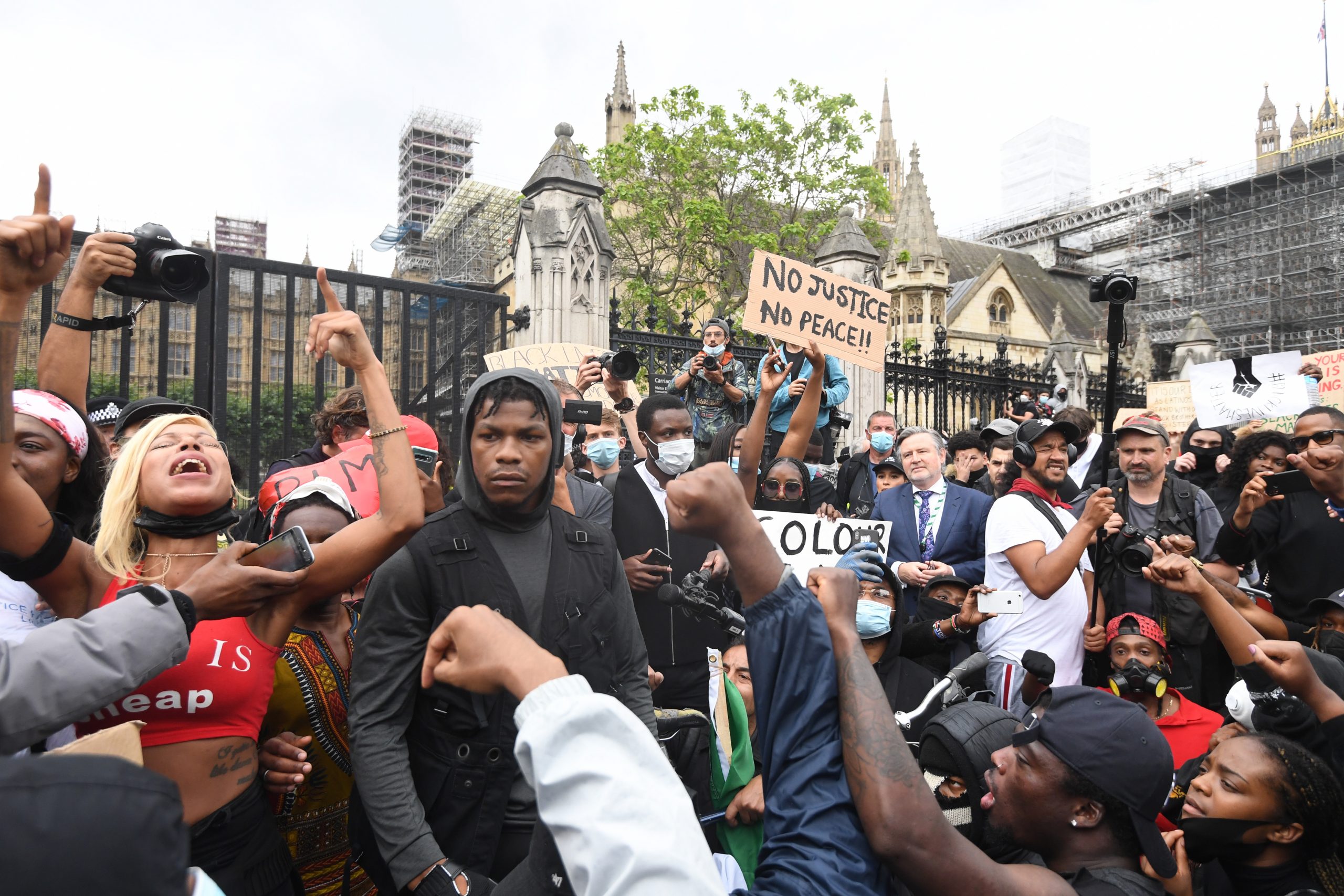 epa08462998 Protestors including British actor John Boyega (C) demonstrate at a Justice for Black Lives protest in London, Britain, 03 June 2020. Protesters gathered in front of the embassy to express their feelings in regard to the death of 46 year old George Floyd while in police custody. A bystander's video posted online on 25 May appeared to show George Floyd, 46, pleading with arresting officers that he couldn't breathe as an officer knelt on his neck, in Minnesota, USA. The unarmed black man later died in police custody.  EPA/FACUNDO ARRIZABALAGA