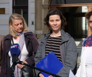Zagreb, 04.06.2020. - Inicijativa za snažno civilno društvo, Platforma za međunarodnu građansku solidarnost CROSOL, Savez samostalnih sindikata Hrvatske i SOLIDARNA - Zaklada za ljudska prava i solidarnost otvorenim pismom su se obratili premijeru Plenkoviću sa zahtjevom da na sjednici Vlade koja će se održati u četvrtak 4. lipnja ne imenuje članove Europskog i socijalnog odbora, s obzirom na to da procedura izbora članova i članica EGSO-a iz redova organizacija civilnog društva nije bila u skladu s načelima transparentnosti i autonomije rada civilnog društva koje su temelji svake demokracije.
Na fotografiji Branka Juran, Vesna Teršelič, Blaženka Sečkar, Marina Škrabalo.
foto HINA/ Edvard ŠUŠAK/ es