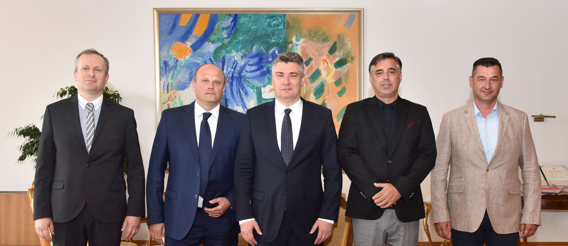 Zagreb, 04.06.2020. - Predsjednik Republike Zoran Milanovic primio je izaslanstvo Udruge ladara Neretve. U izaslanstvu su bili predsjednik Luka Orulic, potpredsjednik Dalibor Obradovic te clanovi Udruge Boo Zadro i Ante prlje. foto HINA/ Ured Predsjednika/ Tomislav Buljeta/ t