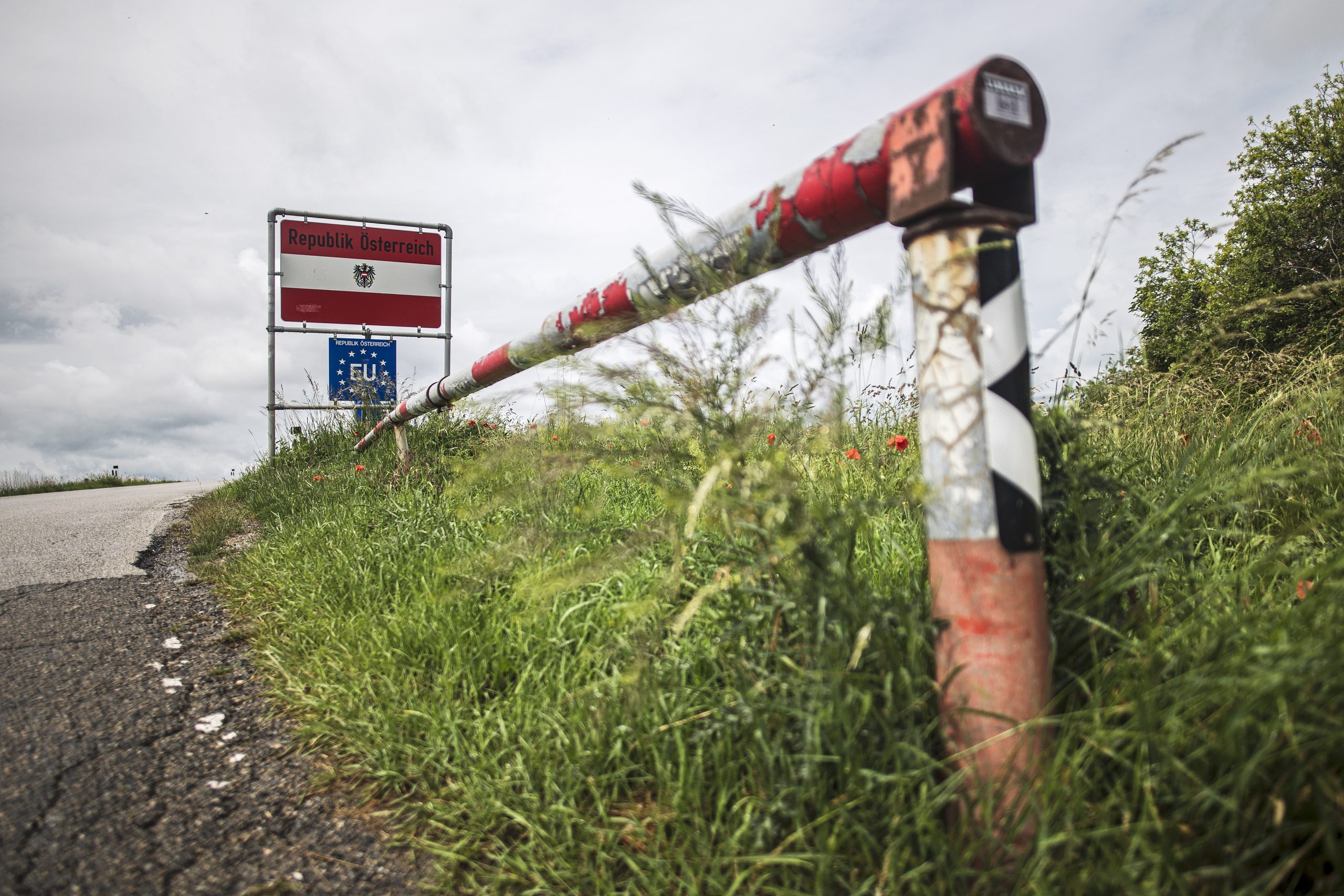epa08466747 A border sign and border barrier are seen at the Austrian Czech border near Schrattenberg, Austria, 05 June 2020. The Czech Republic opened its borders to Austria on 05 June, amid an easing of lockdown measures with closed boarders and travelling restrictions, which were implemented to stem the spread of the SARS-CoV-2 coronavirus that causes the COVID-19 disease.  EPA/CHRISTIAN BRUNA