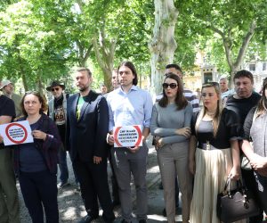 Zagreb, 06.06.2020. - Živi zid podržao je prosvjed GI "Pravda za CHF - do konačne pobjede!"  i u sklopu njega održao konferenciju za medije. Na fotografiji Damjan Vucelić, Ivan Vilibor Sinčić, Vladimira Palfi Sinčić. foto HINA/ Lana SLIVAR DOMINIĆ/ lsd