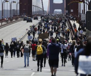 epa08470454 Black Lives Matter protesters march across the Golden Gate Bridge, walking on the street as they protest police brutality in San Francisco, California, USA, 06 June 2020.  EPA/JOHN G. MABANGLO