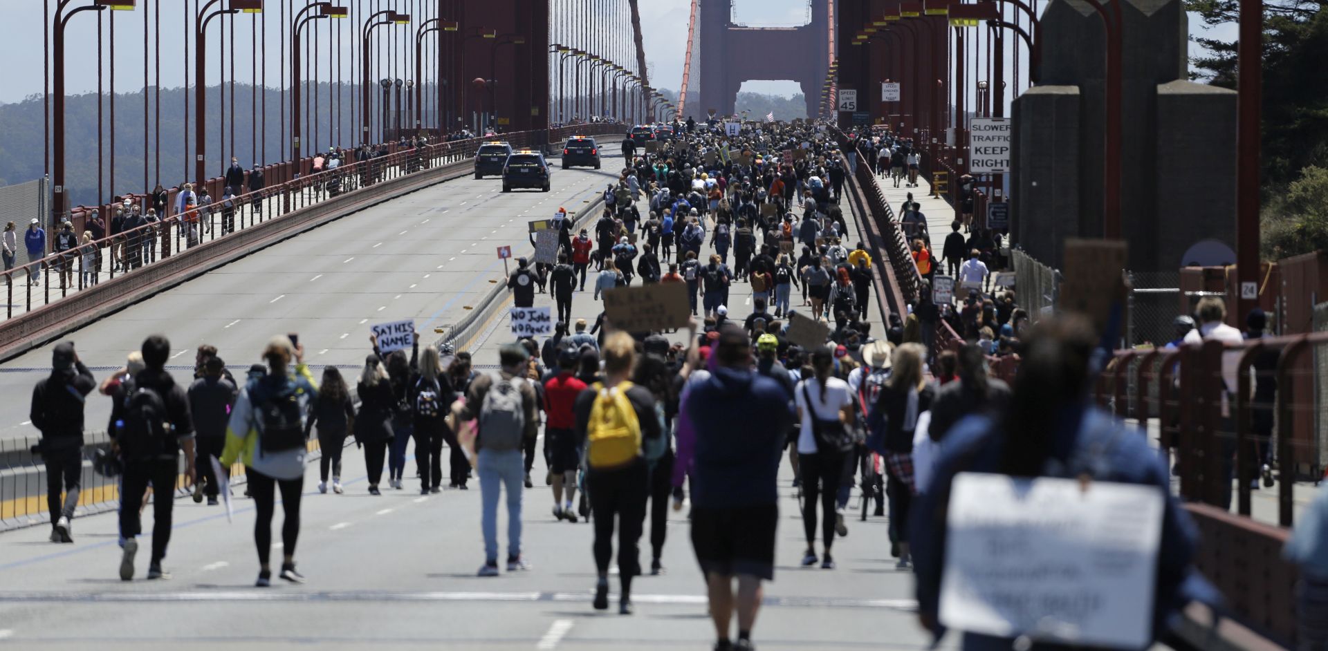 epa08470454 Black Lives Matter protesters march across the Golden Gate Bridge, walking on the street as they protest police brutality in San Francisco, California, USA, 06 June 2020.  EPA/JOHN G. MABANGLO