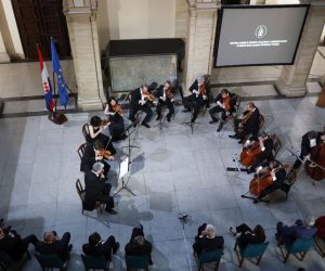 Zagreb, 07.06.2020 - Koncert Zagreba??kih solista posve??en obnovi Zagreba i 250. obljetnici ro??enja Ludwiga van Beethovena, pod pokroviteljstvom Hrvatske akademije znanosti i umjetnosti, odran je u atriju pala??e HAZU. 
foto HINA/ Admir BULJUBAI??/ ml