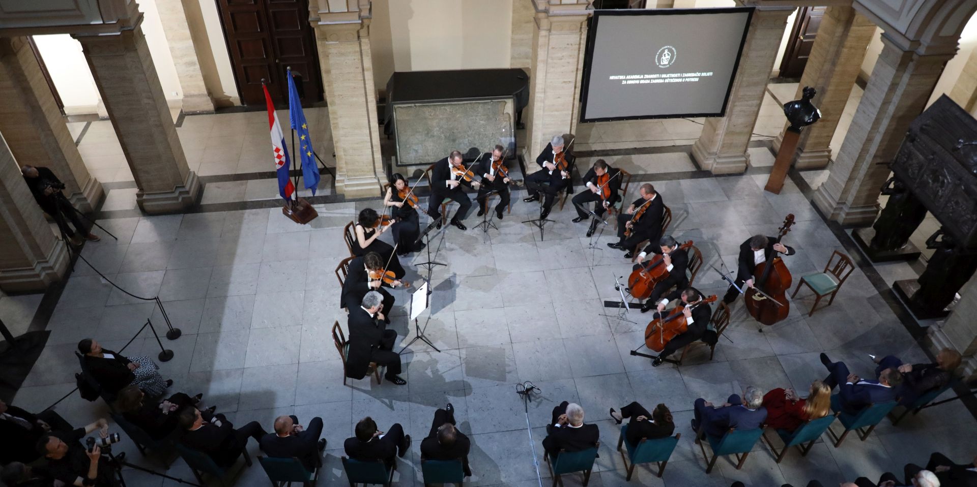 Zagreb, 07.06.2020 - Koncert Zagreba??kih solista posve??en obnovi Zagreba i 250. obljetnici ro??enja Ludwiga van Beethovena, pod pokroviteljstvom Hrvatske akademije znanosti i umjetnosti, odran je u atriju pala??e HAZU. 
foto HINA/ Admir BULJUBAI??/ ml