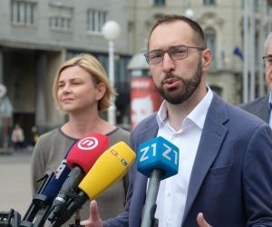 Zagreb, 09.06.2020. - Na konferenciji za medije koalicija Možemo!, Nova ljevica, Radnička fronta, ORaH, Zagreb je naš! i Za grad najavili su početak prikupljanja potpisa građana za peticiju "Nema odmora dok ne počne obnova". 
Na fotografiji Sandra Benčić, Tomislav Tomašević.
foto HINA/ Edvard ŠUŠAK/ es