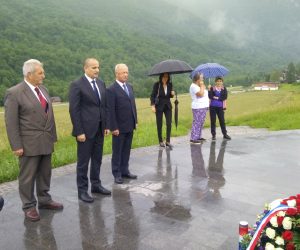 Tjentite, 09.06.2020 - Predstojnik Ureda predsjednika RH Orsat Miljeniæ u utorak je na Tjentitu poloio vijenac na spomenik partizanima poginulim 1943. godine u bitci na Sutjesci.
foto HINA/ ik