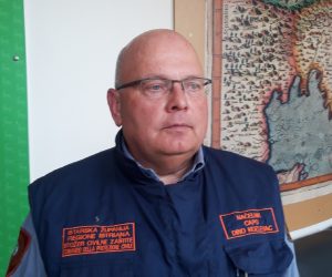 Pula, 09.06.2020 - Dravni tajnik MORH-a Tomislav Iviæ i suradnici, naèelnik Glavnog stoera Oruanih snaga RH viceadmiral Robert Hranj, zapovjednik Zapovjednog operativnog sredita Glavnog stoera Oruanih snaga RH brigadni general Kreo Tukan i glavni vatrogasni zapovjednik RH Slavko Tucakoviæ posjetili su Vatrogasnu zajednicu Istarske upanije i Stoer civilne zatite Istarske upanije.Tim povodom, u sjeditu Istarske upanije, u Puli, primili su ih zamjenik upana koji obnaa dunost upana Istarske upanije Fabrizio Radin, gradonaèelnik Pule Boris Miletiæ i naèelnik SCZ I Dino Kozlevac (na slici).  .foto HINA/ Daniel SPONZA/ ik