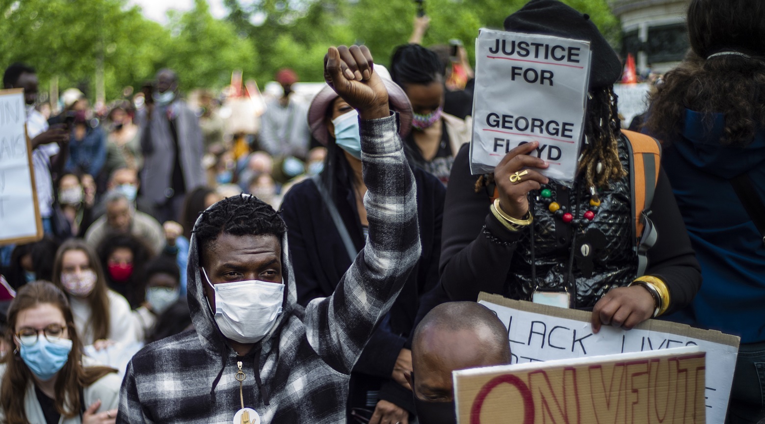 epa08475838 Protesters take part in a demonstration to show support for the George Floyd protests and denounce police brutality and racism, on Place de la Republique in Paris, France, 09 June 2020. Protesters gathered as of 6pm local time, coinciding with the funeral of George Floyd in Houston, Texas - after he was killed in police custody in the US on 25 May 2020 sparking protests across the United States and globally.  EPA/YOAN VALAT