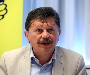 Zagreb, 10.6.2020 - Konferenciji za medije Matice hrvatskih sindikata na temu "Hrvatska pred teškom krizom – uloga i potencijal sredstava EU-a; potrebne mjere za suočavanje s krizom; jesmo li sposobni iskoristiti dodijeljena sredstva; članstvo u EU i/ili eurozoni". O temi su govorili predsjednik Matice hrvatskih sindikata Vilim Ribić (na slici) i makroekonomist Nezavisnog sindikata znanosti i visokog obrazovanja Matija Kroflin.
Foto HINA/ Dario GRZELJ/ dag