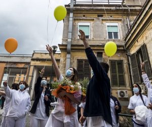 epa08477826 Doctors and nurses of the intensive care of the Umberto I polyclinic hospital during a flash mob organized to celebrate the end of Phase 1 of the Coronavirus C0VID-19 pandemic emergency in Rome, Italy, 10 June 2020.  EPA/ANGELO CARCONI