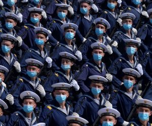 epaselect epa08477937 A handout photo made available by the Russian Defence Ministry shows Russian military servicemen wearing protective face masks as they march during a rehearsal of a military parade in Alabino outside Moscow, Russia, 10 June 2020. The military parade marking the 75th anniversary of the victory over Nazi Germany in the World War II will take place on the Red Square on 24 June 2020. The traditional troops parade as part of the Victory Day Parade which is annually held on 09 May, was cancelled due to Covid-19 epidemic in Russia.  EPA/RUSSIAN DEFENCE MINISTRY / HANDOUT  HANDOUT EDITORIAL USE ONLY/NO SALES