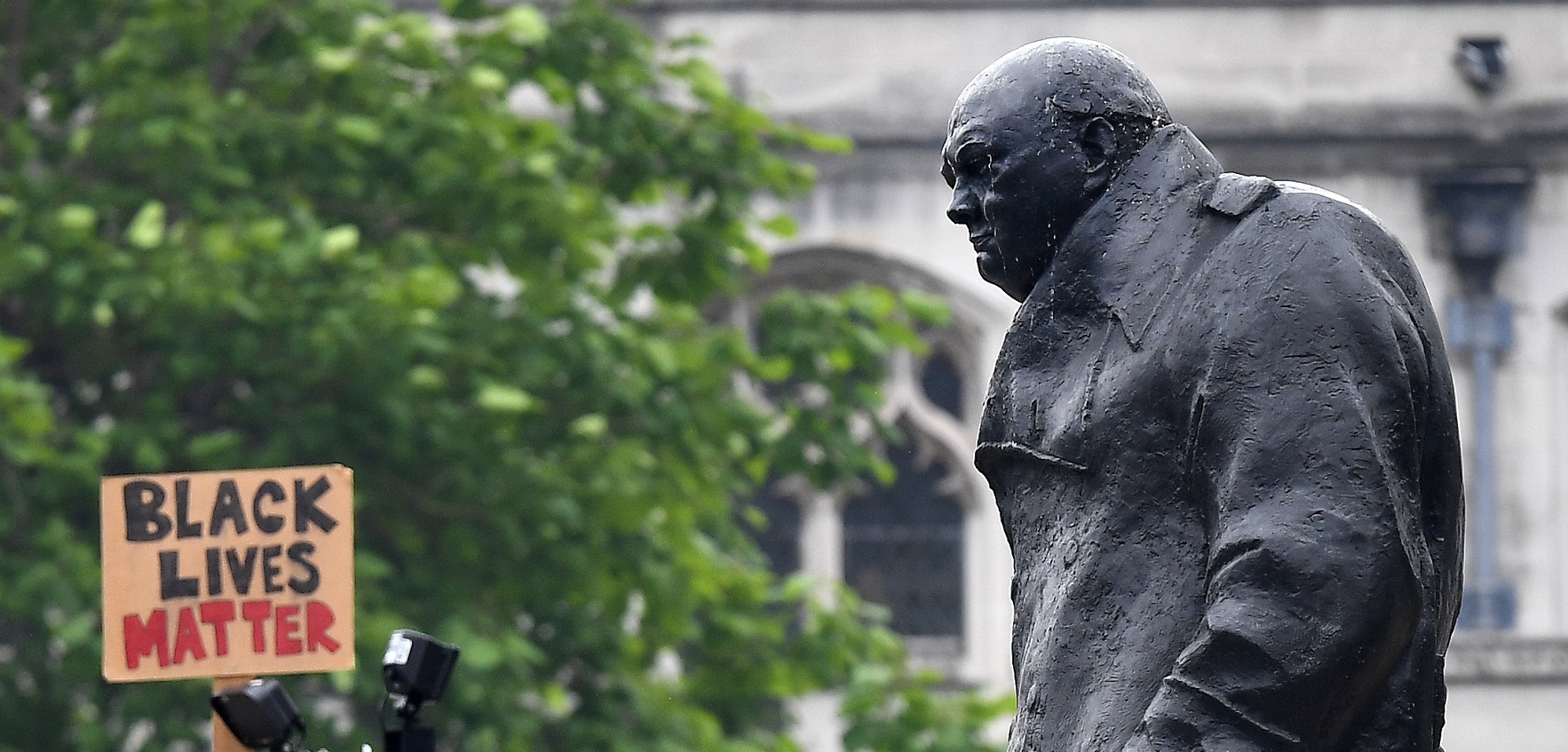 epa08478803 Winston Churchill's statue in Parliament Square in London, Britain, 11 June 2020.  
Right wing demonstrators are expected to travel to the capital this weekend to defend the nations statues. They are set to attend a “patriotic unity” event at Winston Churchill’s statue in Westminster to counter Black Lives Matter (BLM) protests.  EPA/ANDY RAIN