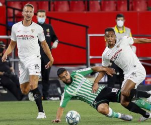 epa08479950 Sevilla's Fernando (R) in action against Betis' Nabil Fekir (C) during the Spanish La Liga soccer match between Sevilla FC and Real Betis at Sanchez Pizjuan stadium in Seville, southern Spain, 11 June 2020. The Seville derby is the first La Liga match to be played following a break due to the national lockdown in a bid to slow down the spread of the pandemic COVID-19 disease caused by the SARS-CoV-2 coronavirus.  EPA/JOSE MANUEL VIDAL