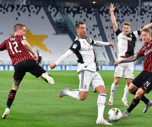 epa08481595 Juventus' Cristiano Ronaldo (C) in action against Milan's Andrea Conti (L) during the Coppa Italia semi final, second leg soccer match between Juventus FC and AC Milan in Turin, Italy, 12 June 2020.  EPA/ALESSANDRO DI MARCO