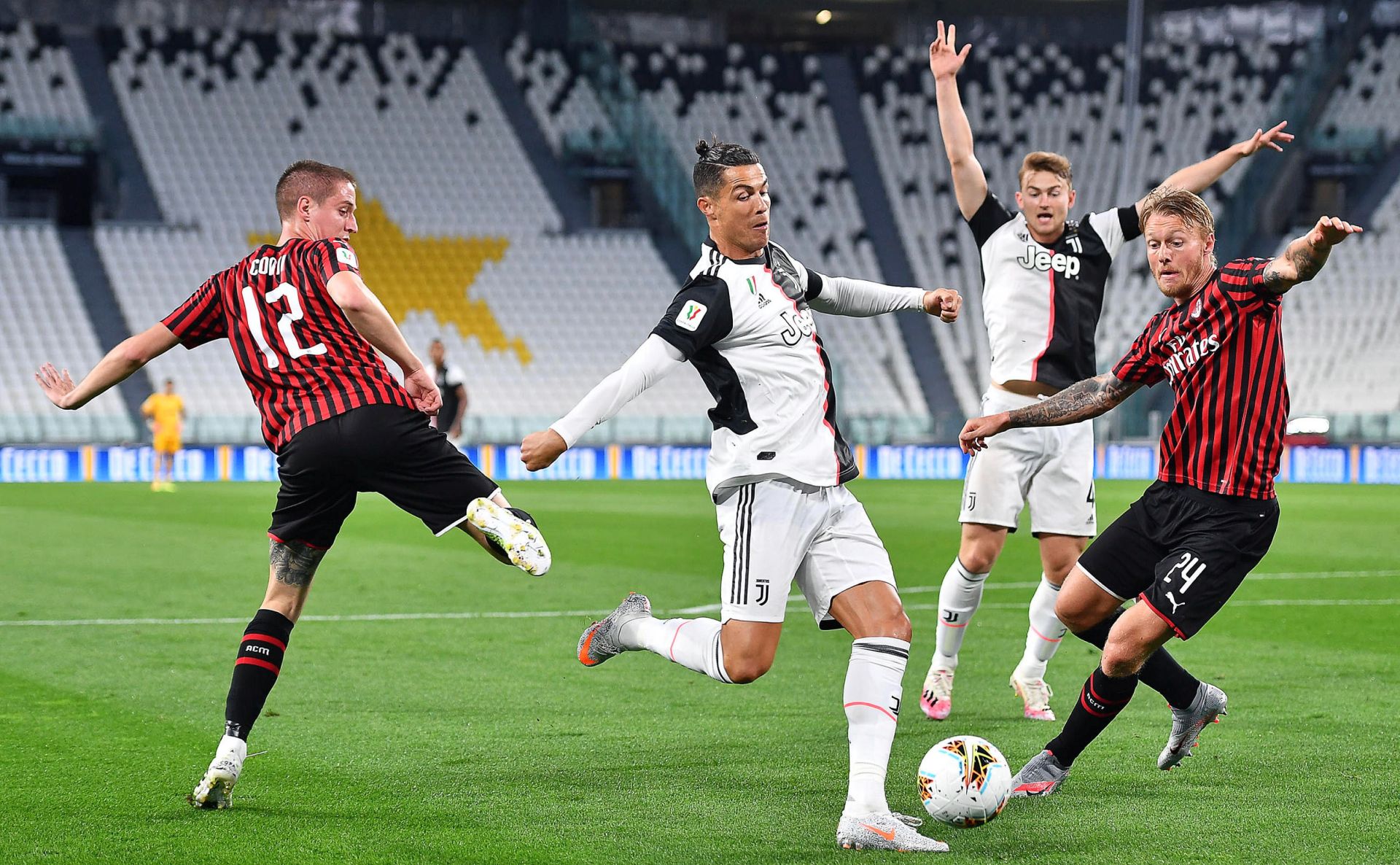 epa08481595 Juventus' Cristiano Ronaldo (C) in action against Milan's Andrea Conti (L) during the Coppa Italia semi final, second leg soccer match between Juventus FC and AC Milan in Turin, Italy, 12 June 2020.  EPA/ALESSANDRO DI MARCO