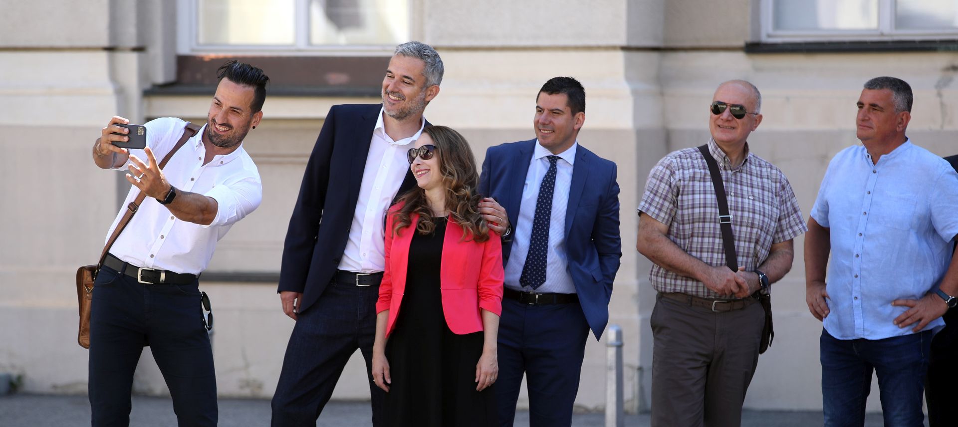 Zagreb, 13.06.2020 - Predsjednik Mosta Boo Petrov predstavio je u subotu na Markovom trgu nositelje kandidacijskih lista za parlamentarne izbore, porucivi da su to ljudi koji su se borili i borit ce se za Hrvatsku drukciju od onih to su nudili oni koji su vodili Hrvatsku zadnjih trideset godina. Na slici (L-D) Marin Miletic, Nino Raspudic, Marija Selak Raspudic, Nikola Grmoja, Denis Grgurovic i Miro Bulj.
foto HINA/ Damir SENCAR/ ds