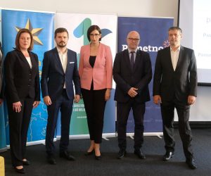 Zagreb, 13.06.2020. - Predstavljanje programa koalicije stranaka Pametno, Fokus, Nezavisna lista Zagreb i Unija Kvarnera. 
Na fotografiji Ivica Puljak, Marijana Sumpor, Davor Nađi, Marijana Puljak, Vedran Kružič, Davor Huić.
foto HINA/ Edvard ŠUŠAK/ es