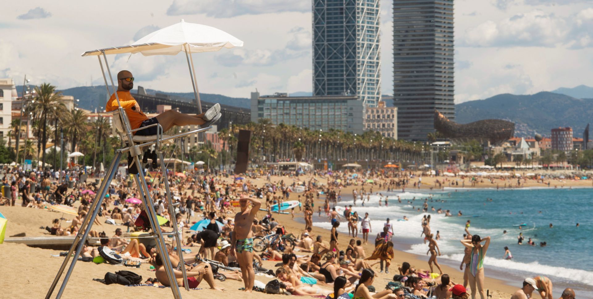 epa08482467 Hundreds of people crowd Nova Icaria beach, in Barcelona, Spain, 13 June 2020. Barcelona is in phase 2 of coronavirus lockdown exit process.  EPA/Marta Perez