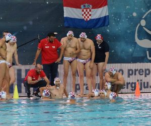 Dubrovnik, 13.06.2020. - Hrvatska vaterpolska reprezentacija odigrala je prijateljsku utakmicu u subotu navecer u dubrovackom Gruu s Crnom Gorom u prvom sportskom susretu s gledateljima nakon pandemije koronavirusa u Hrvatskoj. Na slici hrvatska reprezentacija. foto HINA