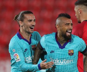epa08483816 FC Barcelona's Arturo Vidal (R) celebrates with teammate Antoine Griezmann (L) after scoring the 0-1 lead during the Spanish LaLiga soccer match between RCD Mallorca and FC Barcelona at Visit Mallorca Stadium in Palma de Mallorca, Spain, 13 June 2020.  EPA/JUANJO MARTIN