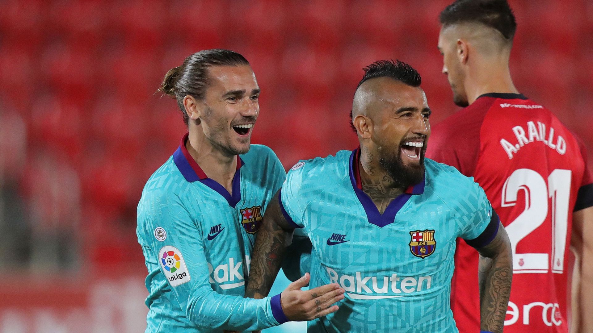 epa08483816 FC Barcelona's Arturo Vidal (R) celebrates with teammate Antoine Griezmann (L) after scoring the 0-1 lead during the Spanish LaLiga soccer match between RCD Mallorca and FC Barcelona at Visit Mallorca Stadium in Palma de Mallorca, Spain, 13 June 2020.  EPA/JUANJO MARTIN