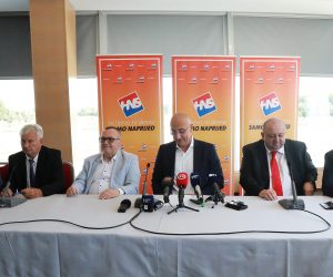 Osijek, 14.06.2020 - Koordinator HNS-a u IV. izbornoj jedinici i bivi predsjednik HNS-a Ivan Vrdoljak zajedno s gradonacelnikom Osijeka Ivanom Vrkicem predstavio je u Osijeku pojacanja HNS-ovog Slavonskog pokreta. Na fotografiji Ivica Vrkic, Ivan Vrdoljak, Dinko Buric, Zoran Vinkovic.
foto HINA/ ds