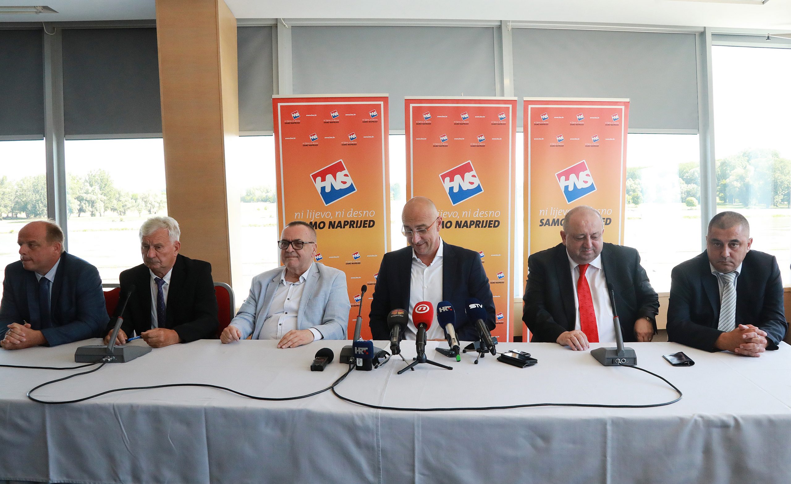 Osijek, 14.06.2020 - Koordinator HNS-a u IV. izbornoj jedinici i bivi predsjednik HNS-a Ivan Vrdoljak zajedno s gradonacelnikom Osijeka Ivanom Vrkicem predstavio je u Osijeku pojacanja HNS-ovog Slavonskog pokreta. Na fotografiji Ivica Vrkic, Ivan Vrdoljak, Dinko Buric, Zoran Vinkovic.
foto HINA/ ds