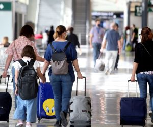 epa08486066 Passengers walks inside Terminal 1, which has now become fully operational again after more than three months of closure due to the ongoing pandemic of the COVID-19 disease caused by the SARS-CoV-2 coronavirus, at the Malpensa Airport in Milan, Italy, 15 June 2020.  EPA/MATTEO BAZZI