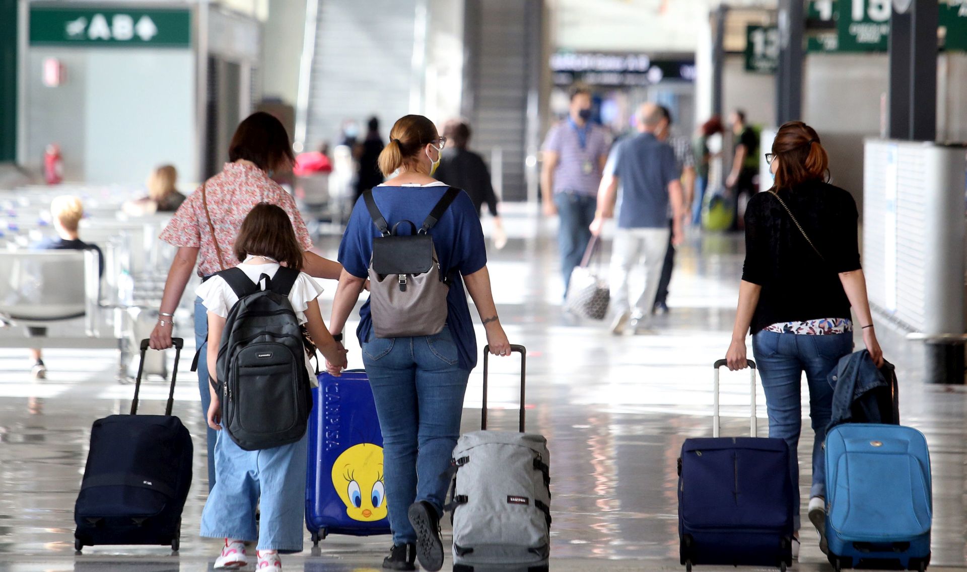 epa08486066 Passengers walks inside Terminal 1, which has now become fully operational again after more than three months of closure due to the ongoing pandemic of the COVID-19 disease caused by the SARS-CoV-2 coronavirus, at the Malpensa Airport in Milan, Italy, 15 June 2020.  EPA/MATTEO BAZZI