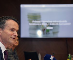 Zagreb, 15.06.2020. -Hrvatska agencija za nadzor financijskih usluga (HANFA) predstavila je na novinskoj konfrenciji novi edukativni internetski portal Hanfe posvećen štednji i ulaganjima za budućnost te pravima korisnika financijskih usluga. Na slici  predsjednik Upravnog vijeća Hanfe Ante Žigman. foto HINA/ Tomislav PAVLEK/ tš