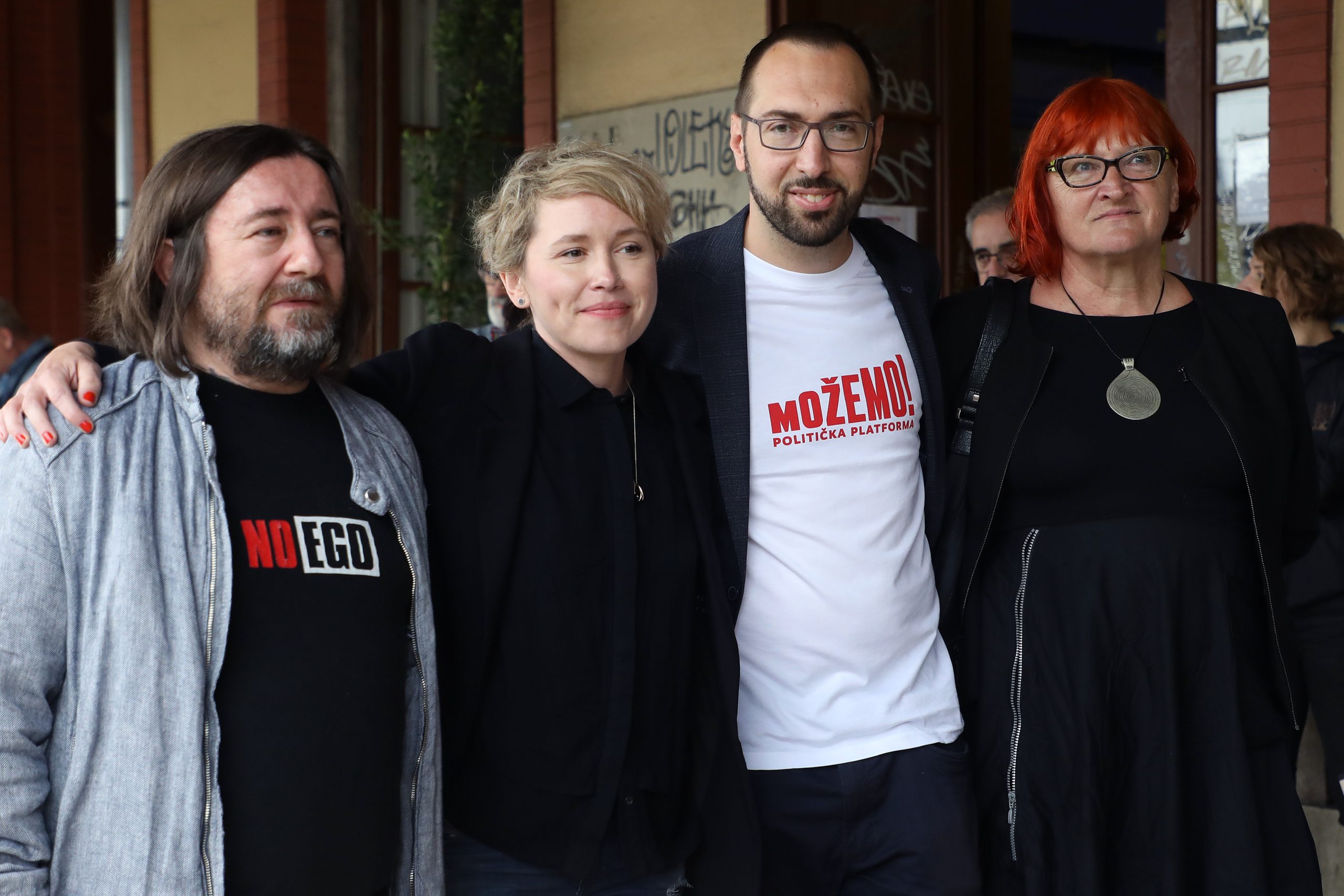 Zagreb, 15.06.2020. - Iz koalicije Moemo! - Nova ljevica - Radnièka fronta - ORaH - Zagreb je na! - Za grad u ponedjeljak su najavili da na izbore izlaze i na listi za dijasporu, a konferenciju za medije simbolièno su odrali na odlaznom peronu zagrebaèkog Zapadnog kolodvora i poruèili: Pun nam je kufer. Na fotografiji Mario Kovaè, Ivana Kekin, Tomislav Tomaeviæ, Rada Boriæ. foto HINA/ Lana SLIVAR DOMINIÆ/ lsd
