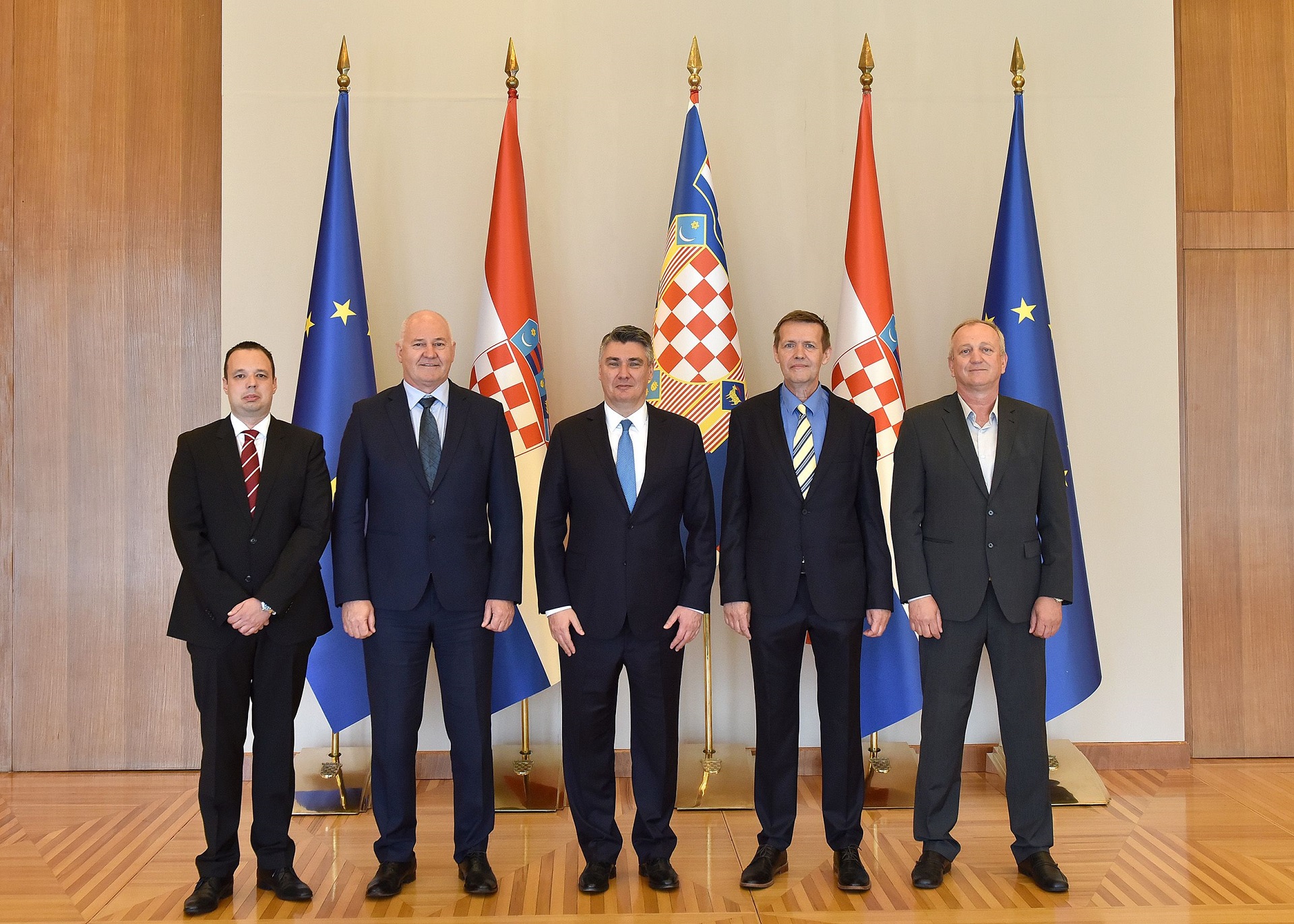 Zagreb, 15.06.2020. - Predsjednik Republike Zoran Milanovi?? primio je predstavnike poslovne zajednice i poduzetnike iz podru??ja vjetroenergije, a povodom Svjetskog dana vjetra koji se, s ciljem irenja svijesti o prednostima iskoritavanja energije vjetra te poticanja koritenja energije vjetra kao ??istog, obnovljivog izvora energije, obiljeava 15. lipnja.
foto HINA/ Ured predsjednika/ ml