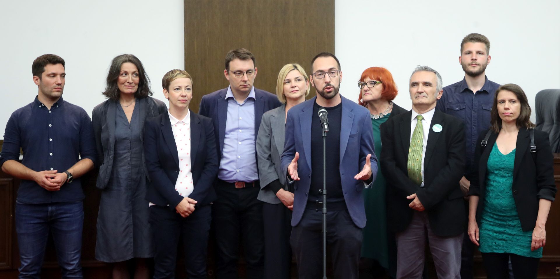 Zagreb, 15.06.2020 - Moemo!  Politicka platforma, Nova ljevica, Radnicka fronta, Odrivi razvoj Hrvatske  Orah, Zagreb je na!, Za Grad predali su kandidacijske liste Dravnom izbornom povjerenstvu (DIP). Na slici (L-D) Svibor Jancic, Ura Raukar Gamulin, Danijela Dolenec, Sinia Glavaevic, Sandra Bencic, Tomislav Tomaevic, Rada Boric, Zorislav Antun Petrovic, David Bilic, Katarina Peovic.
foto HINA/ POOL/ Damir SENCAR/ ds