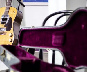 epa08487465 Kurt Cobain's 'MTV Unplugged in New York' guitar is on display at the Julien's Auctions house in Beverly Hills, California, USA, 15 June 2020. An auction of famous musician's guitars and personal items will take place on 19 and 20 June.  EPA/ETIENNE LAURENT