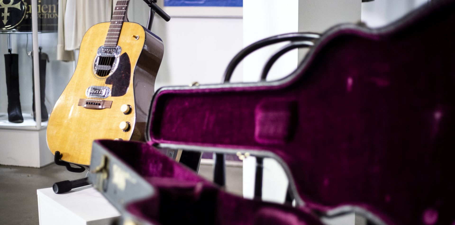 epa08487465 Kurt Cobain's 'MTV Unplugged in New York' guitar is on display at the Julien's Auctions house in Beverly Hills, California, USA, 15 June 2020. An auction of famous musician's guitars and personal items will take place on 19 and 20 June.  EPA/ETIENNE LAURENT