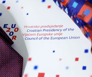 Zagreb, 16.06.2020. - Academia Cravatica organizirala je u palači Dverce svečanu promociju hrvatske kravate kao obilježja Republike Hrvatske tijekom predsjedanja Vijećem Europske unije. foto HINA/ Lana SLIVAR DOMINIĆ/ lsd