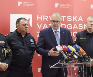 Divulje, 17.06.2020. - Predstavljanje početka rada Operativnog vatrogasnog zapovjedništva Republike Hrvatske, Državne vatrogasne intervencijske postrojbe Split. Na slici Ante Sanader, Slavko Tucaković, Davor Božinović, Ivica Franić                         foto HINA/ Mario STRMOTIĆ/ ms