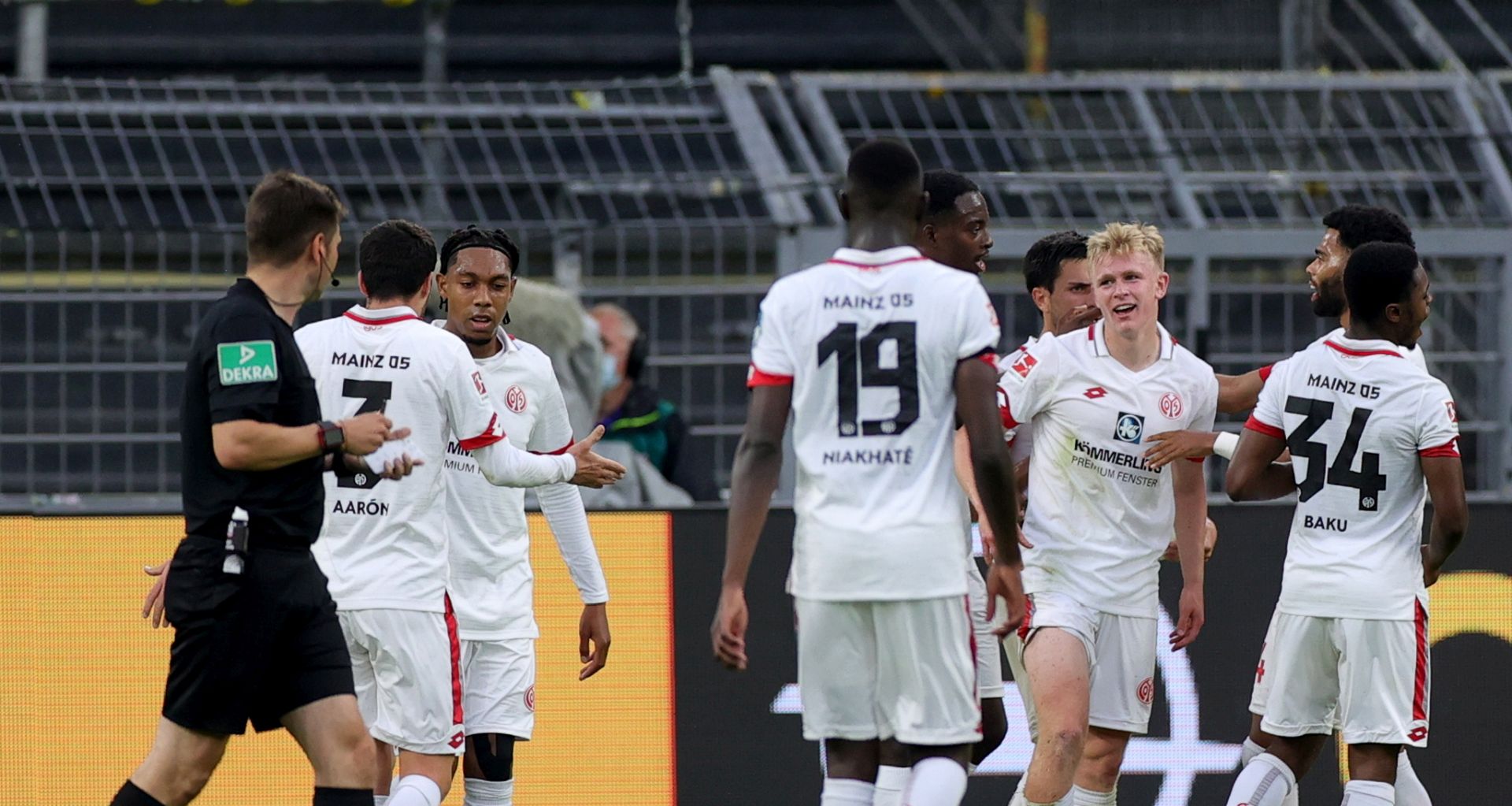 epa08491722 Jonathan Burkardt of Mainz (3-R) jubilates after his 0-1 goal during the Bundesliga match between Borussia Dortmund and 1. FSV Mainz 05 in Dortmund, Germany, 17 June 2020.  EPA/FRIEDEMANN VOGEL / POOL CONDITIONS - ATTENTION: The DFL regulations prohibit any use of photographs as image sequences and/or quasi-video.