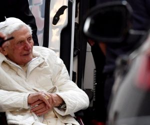 epa08494342 Pope Emeritus Benedict XVI (C) sits in a wheelchair as he leaves the house of his brother Georg Ratzinger, after a visit in Regensburg, Germany, 18 June 2020. According to a German Bishops' Conference press release, Pope Emeritus Benedict XVI is on an unannounced visit to Germany to see his brother Georg Ratzinger, whose health has reportedly deteriorated.  EPA/PHILIPP GUELLAND