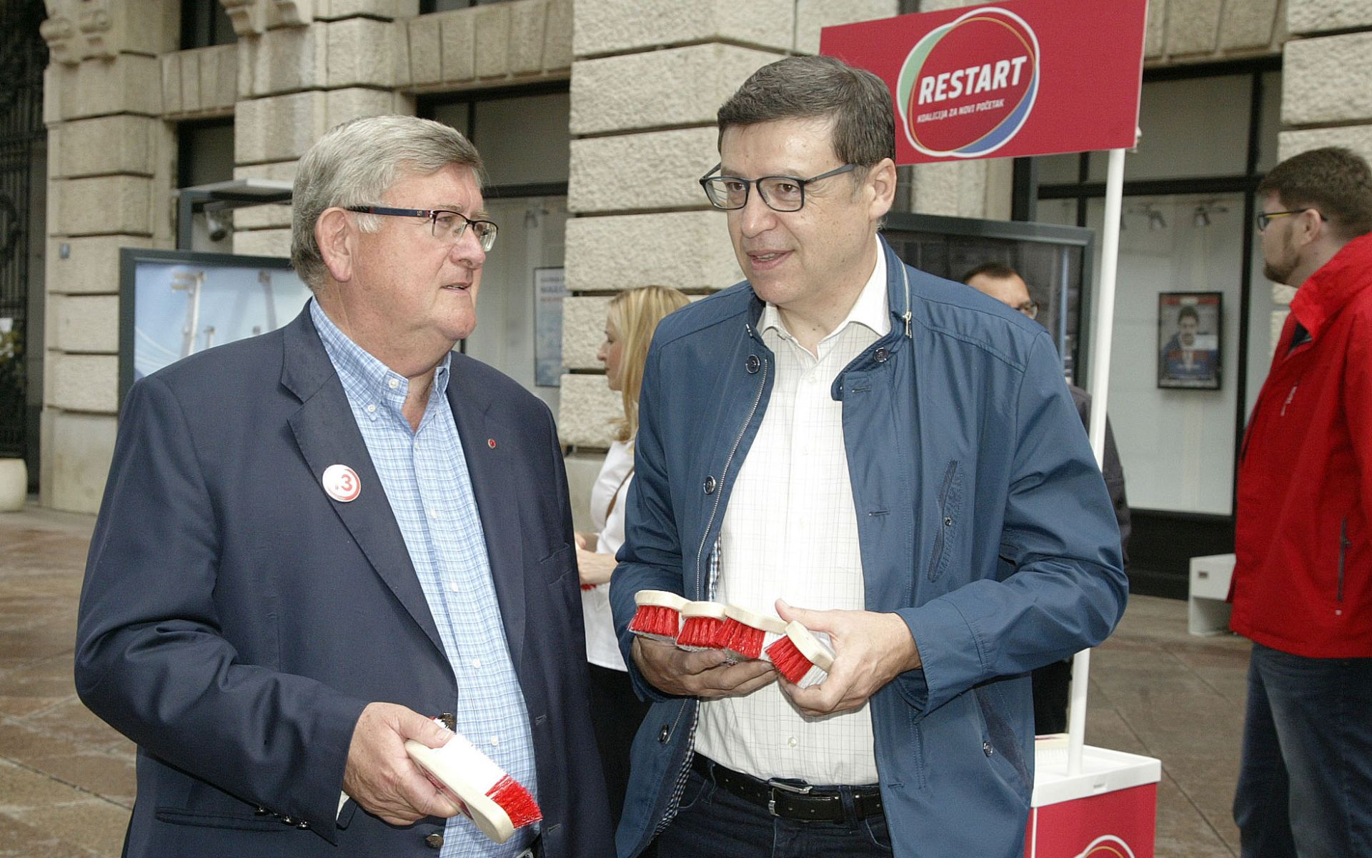 Rijeka,20.06.2020.- Restart koalicija sa kandidatima predstojeæih izbora za 8. izbornu jedinicu u subotu je na Korzu Na sodrala tiskovnu konferenciju. Na slici Vojko Obersnel i elhko Jovanoviæ.