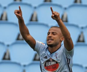 epa08500292 Celta Vigo's Brazilian midfielder Rafinha Alcantara jubilates after scoring the 4-0 against Deportivo Alaves during their LaLiga soccer match played at Balaidos stadium in Vigo, Galicia, northwerstern of Spain on 21 June 2020.  EPA/Lavandeira jr